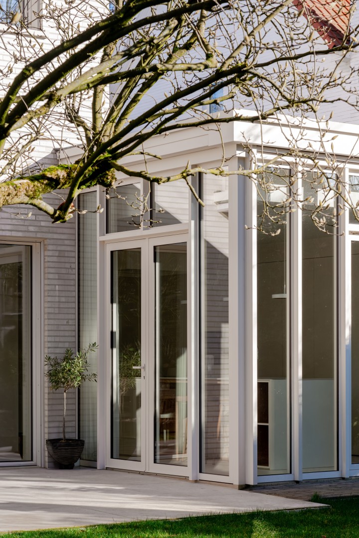 Zicht op een glazen constructie in de tuin.