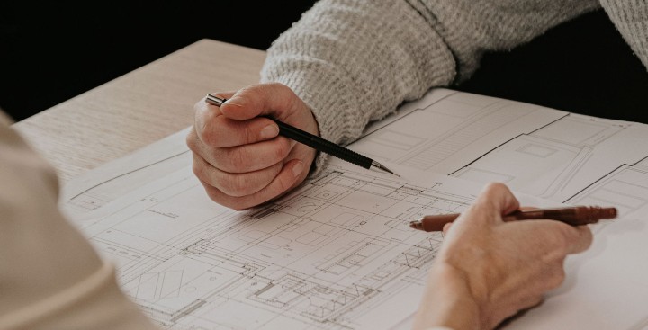Gedetailleerde analyse van de bouwplannen.