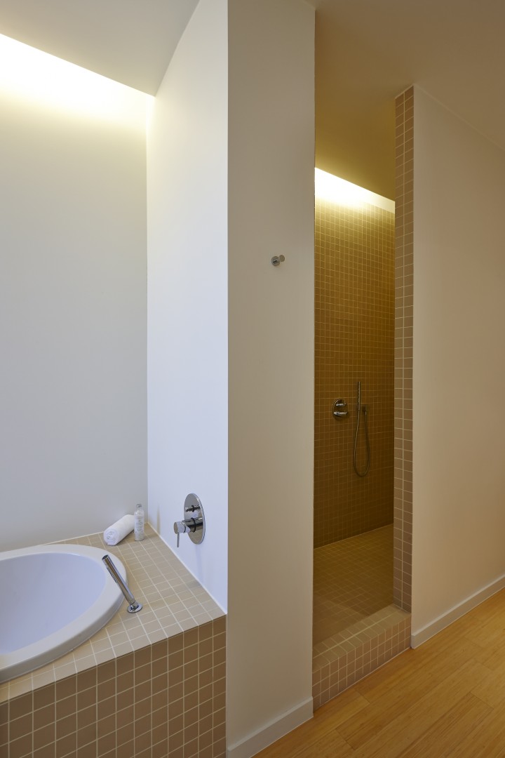 bad en douche met indirect licht