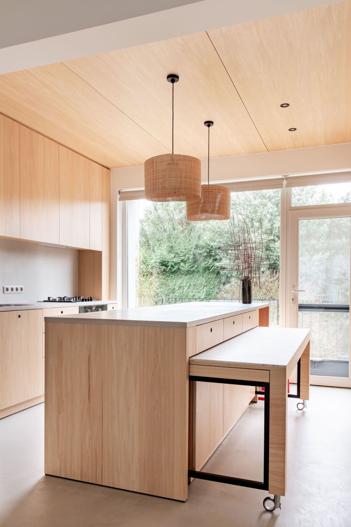 keuken met uitgeschoven tafel