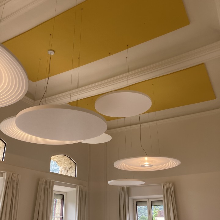 klassiek plafond met akoestische armaturen