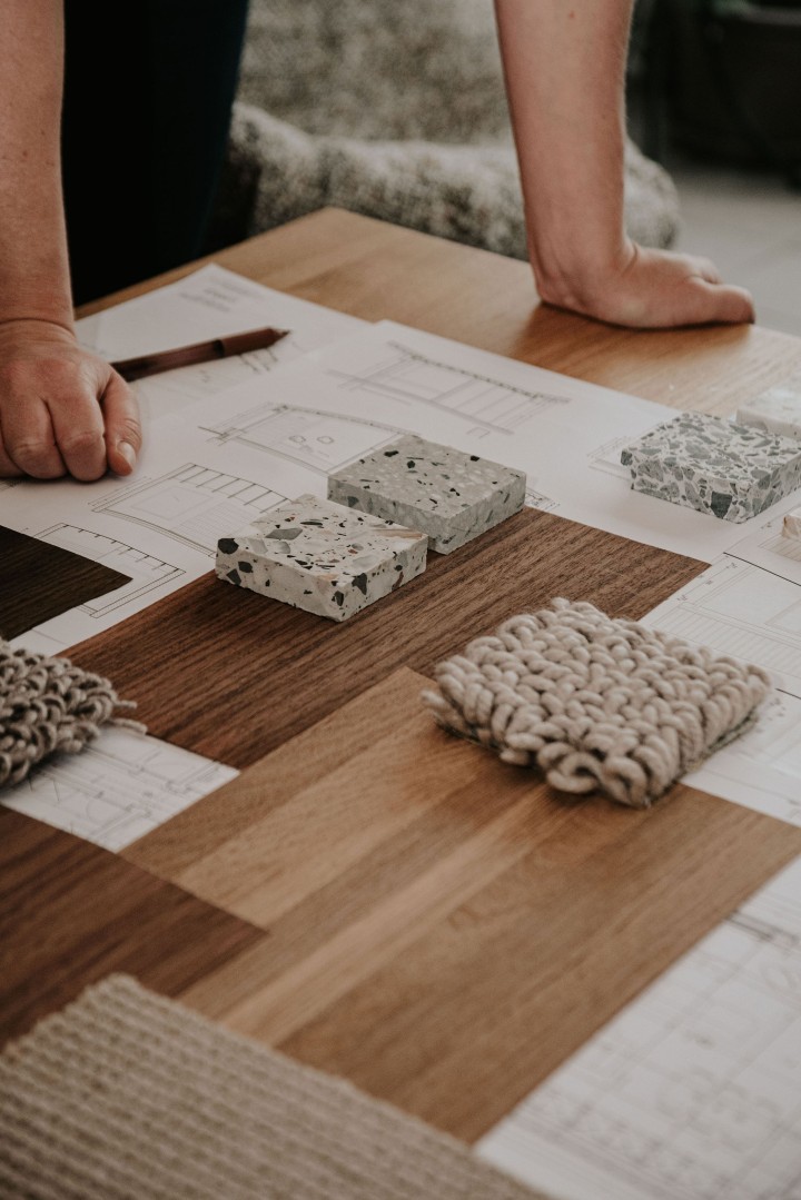 Overzicht van afwerkingsmaterialen op tafel.