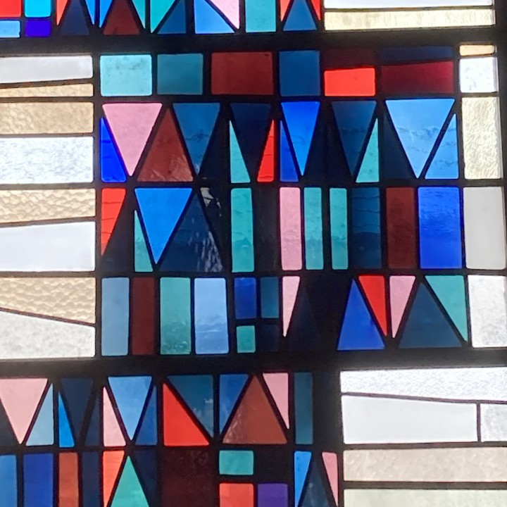 kerk Oostduinkerke glasraam