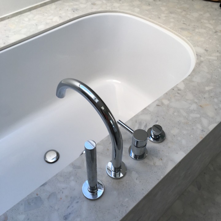detail onderbouwbad met kraan