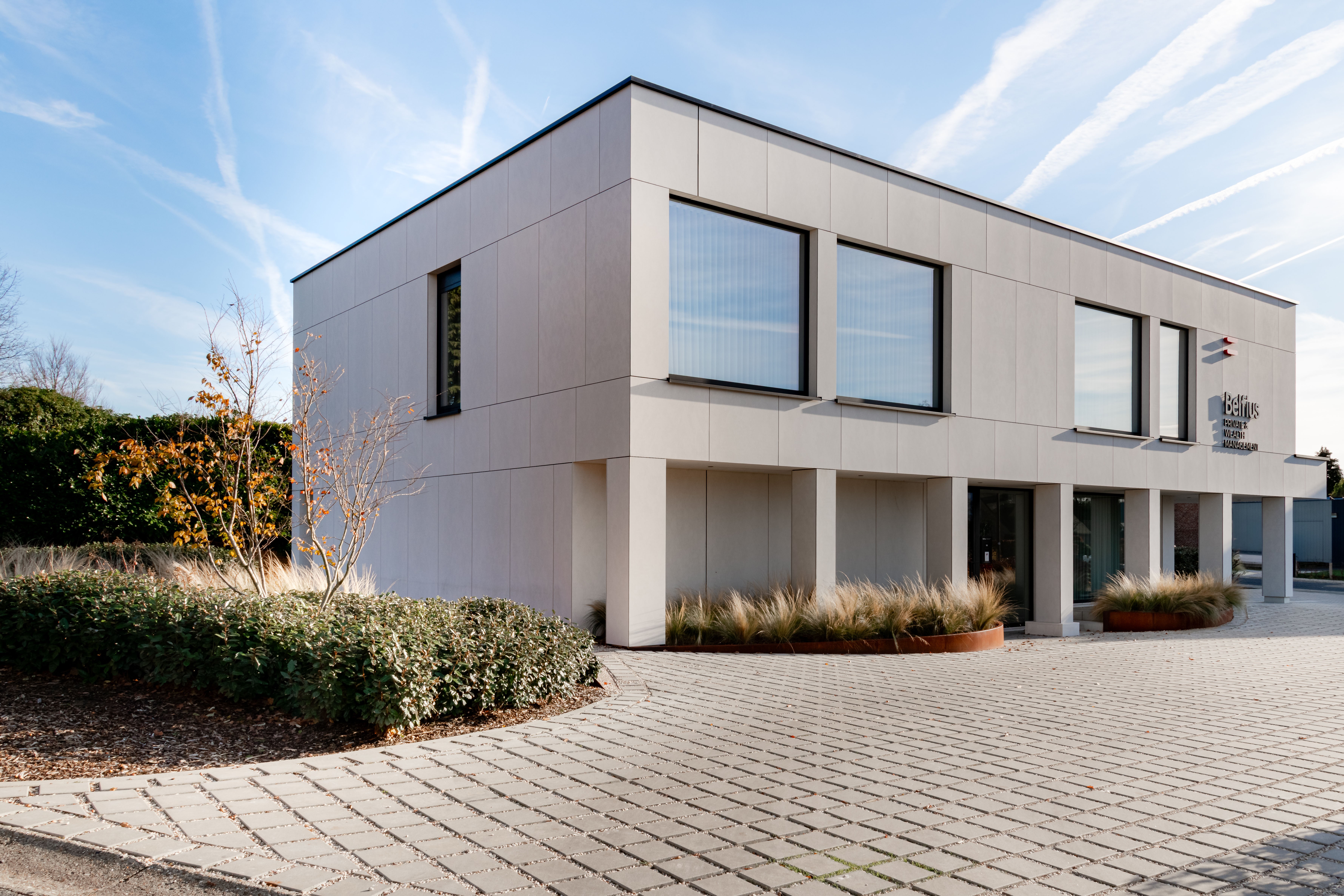 Gevel van het gebouw onder een heldere hemel.
