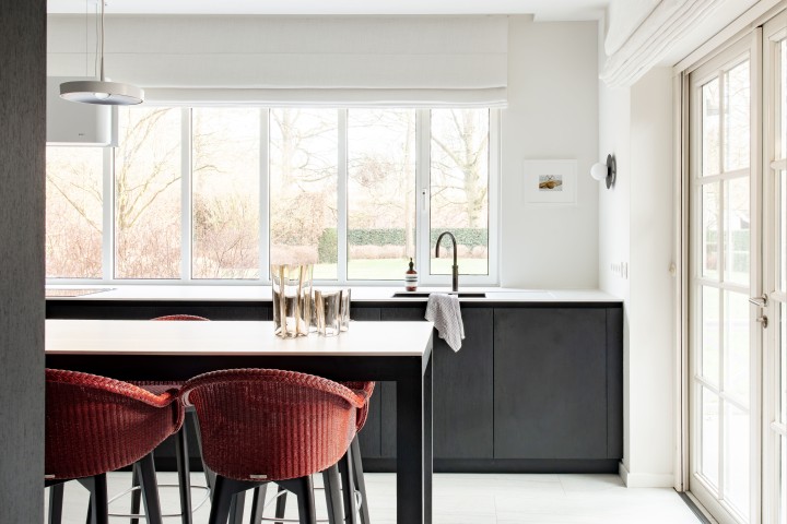 Stijlvolle keuken met rustige uitstraling en uitzicht op de tuin.